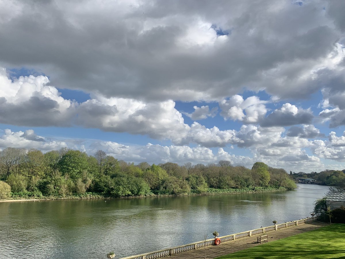ruths_gallery's tweet image. Loved watching the clouds over Twickenham this afternoon . 

@SallyWeather #clouds #Sunday #viewfrommybalcony #twickenham #loveUKweather