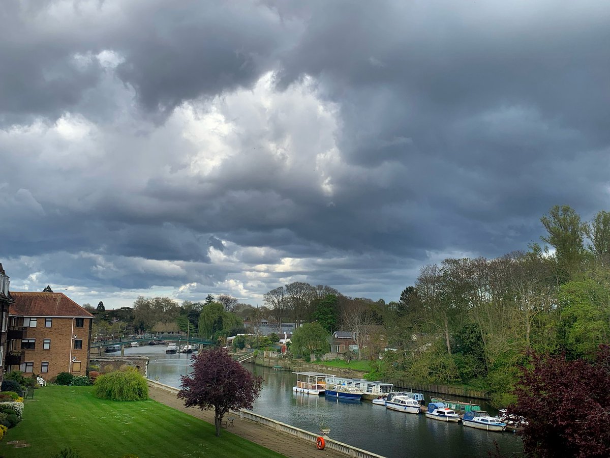 ruths_gallery's tweet image. Loved watching the clouds over Twickenham this afternoon . 

@SallyWeather #clouds #Sunday #viewfrommybalcony #twickenham #loveUKweather