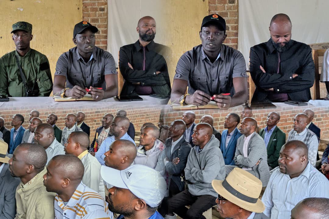 kivunewstoday's tweet photo. #Masisi : arrivé dans la soirée à #Nyakariba, l’AT Emmanuel Ndizeye préside une réunion stratégique avec les notables et leaders d’opinion
Arrivé dans la soirée de ce dimanche à Nyakariba, l’administrateur du territoire de #Masisi, #Emmanuel #Ndizeye #Rutebuka, accompagné du Mwami, chef de la chefferie des Bashali, a présidé une réunion stratégique avec les notables et leaders d’opinion de cette localité située dans le groupement Bashali Kaembe.
Cette rencontre a porté principalement sur l’évaluation de la situation sécuritaire, sociale et humanitaire de la région.
Les échanges ont permis de faire le point sur les défis actuels et d’envisager des pistes de solutions pour renforcer la stabilité et le bien-être de la population.
Au cours de cette réunion, l’autorité territoriale a insisté sur la nécessité d’une collaboration franche et étroite entre la population et les services de sécurité du mouvement #AFC/M23. Il a également rappelé aux notables leur rôle essentiel dans l’accompagnement des autorités locales, notamment dans la sensibilisation et la mobilisation des jeunes volontaires.
Par ailleurs, Emmanuel Ndizeye Rutebuka a encouragé les jeunes à s’engager au sein de l’armée révolutionnaire congolaise (ARC), soulignant l’importance de leur participation dans les efforts de sécurisation de la zone.
Cette visite s’inscrit dans le cadre de la tournée d’itinérance entamée par l’administrateur du territoire de Masisi dans la chefferie des Bashali, visant à renforcer la gouvernance de proximité et à consolider la paix dans la région.