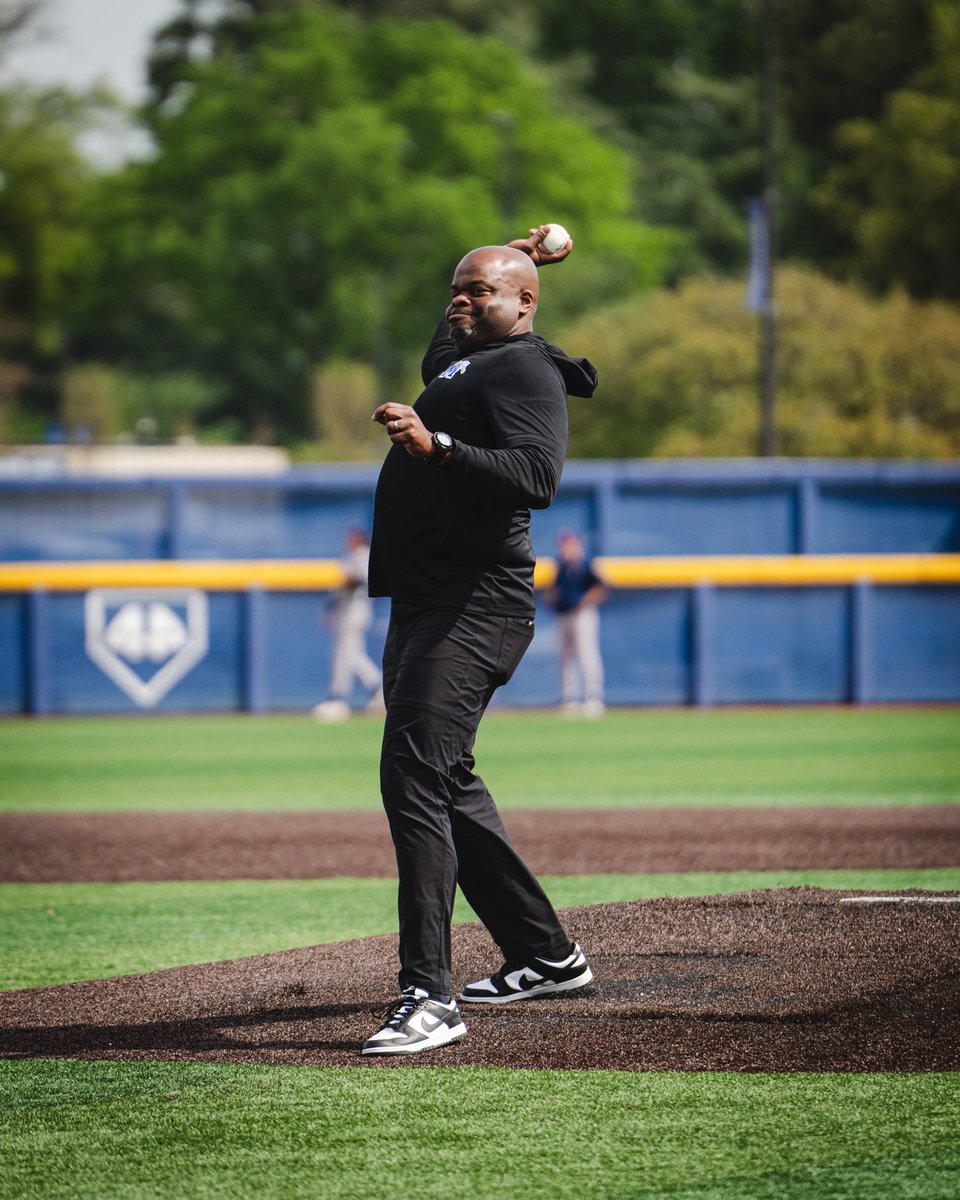 MemphisBaseball's tweet image. Thanks to @MemphisFB HC Charles Huff for throwing out the first pitch today! 

We are excited to see the team out on the field this fall Ⓜ️

#GoTigersGo | @CoachHuff