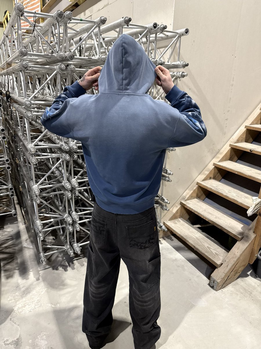 sidearts__'s tweet photo. this hoodie 😱😱 https://t.co/GeYJ3VLTHI