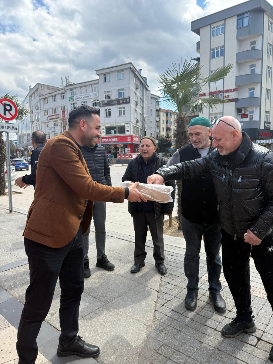aytekin_cemal's tweet photo. İlçe Başkanımız Feyzullah Torlak ve teşkilatımızla birlikte AK noktamızda hemşehrilerimizle buluştuk, selamlaştık.
@abdullahozdemir @halimaksu @UgurUyhan @rbural @FeyzullahTORLAK https://t.co/3sDCdxwIdY