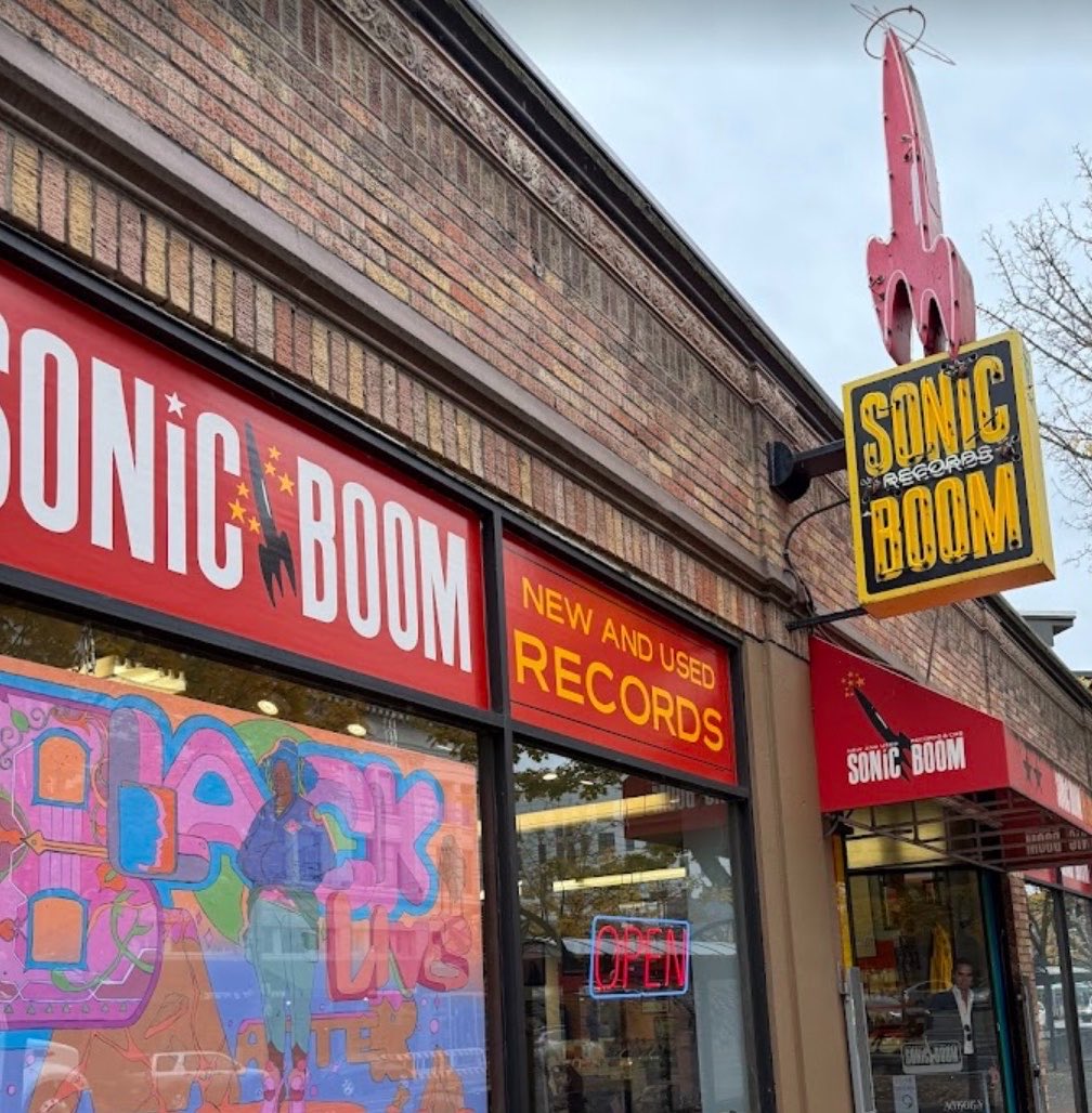 LewistheLight1's tweet image. #vinyl Was in Seattle over weekend to visit family but had a half day yesterday to hit up some record stores. Did a little bike loop thru Ballard, Fremont, &amp;amp; University District. Little 🧵of stores if you visit. Sonic Boom 1st which has way less used stuff then I remember. Meh