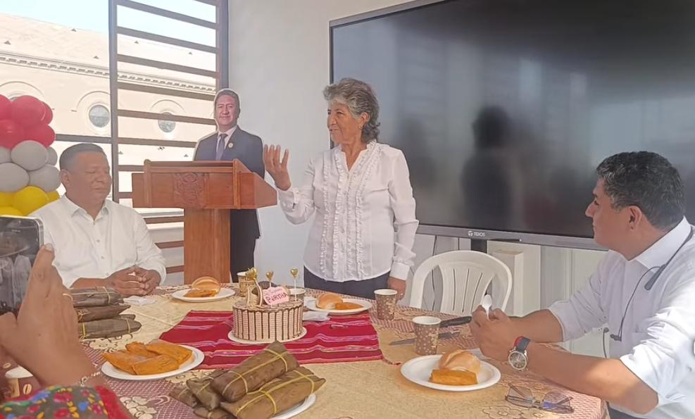 Como que asi fue el desayuno de Perú Libre, con una imagen de carton de Cerron xd #EleccionesPerú2026