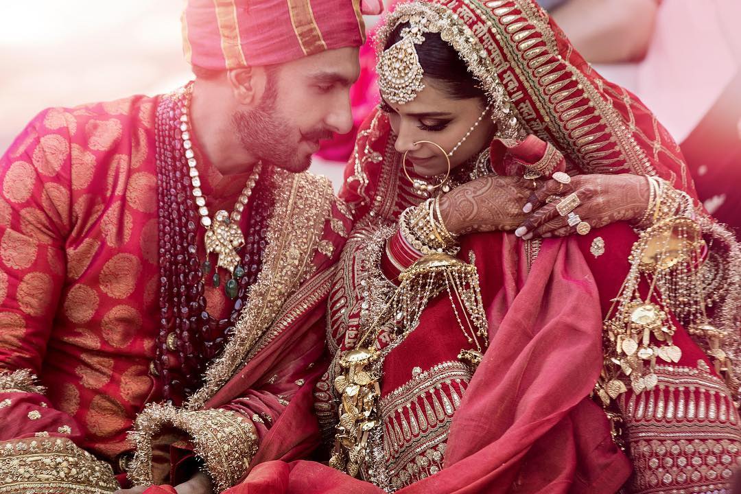 VOGUEIndia's tweet image. 🔗: vogueindia.visitlink.me/aceb47
#Throwback to Deepika Padukone and Ranveer Singh’s multicultural wedding in Lake Como, Italy.