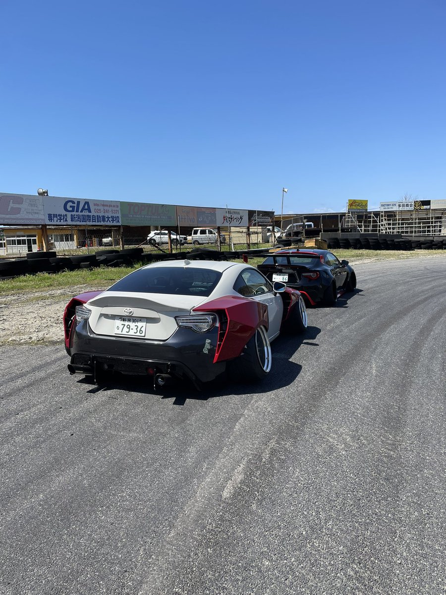 こまがた tweet media