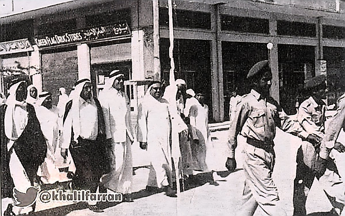 من ذاكرة #مدينة_الخبر الجميلة .. 
جولة ميدانية لأعضاء #المجلس_البلدي في شوارع المدينة تزامنًا مع #يوم_النظافة عام 1374 هجري الموافق  1955م .
​لقطة تختزل عقودًا من التنظيم والعمل البلدي في مدينتنا .
​ما أجمل استعادة هذه الصور التي توثق بساطة الماضي وهمّة الرجال .