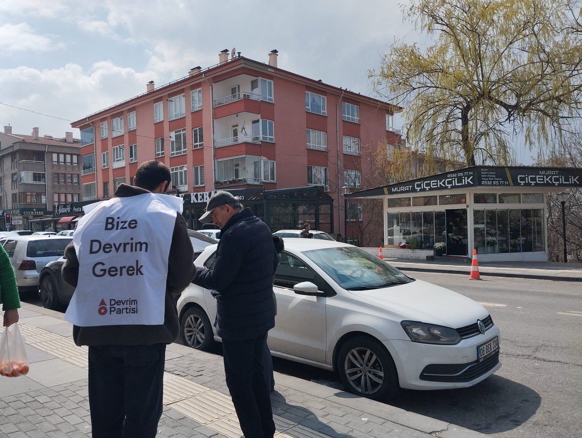 Devrimdikmen's tweet photo. "Geldikleri Gibi Giderler" imza çalışmasını Ahmed Arif Parkı'nda gerçekleştirdik. 

İmza vermek ve bu mücadeleye katılmak isteyen herkesi Dayanışma Evimize bekleriz.

Sen de bu mücadeleye katıl. 
https://t.co/JhewwgQead https://t.co/Mwz2hherOE