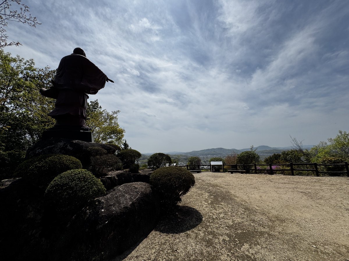 nakatomihoj's tweet photo. 備中の岩だらけの山道を下っていたら、ふらついてしまい、危うく滑落して、仏になるところだった😇
寺院敷地内だろうから仏と化しても安心？😅

何はともあれ、無事に帰宅できて、ゆっくり風呂に浸かった。
感謝感謝の南無妙法蓮華経🙏 https://t.co/nxSGSVy2Ww