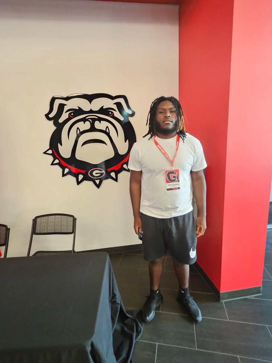 TarpleyDem48116's tweet photo. Thank You @coachtrayscott @georgiafootball @cole_shannonUGA for inviting me to check out your amazing facilities  being able to watch spring practice and getting a first hand feel  speed and intensity. We are excited to be there throughout fall.#agtg #hokahey https://t.co/arkQ2gT03S