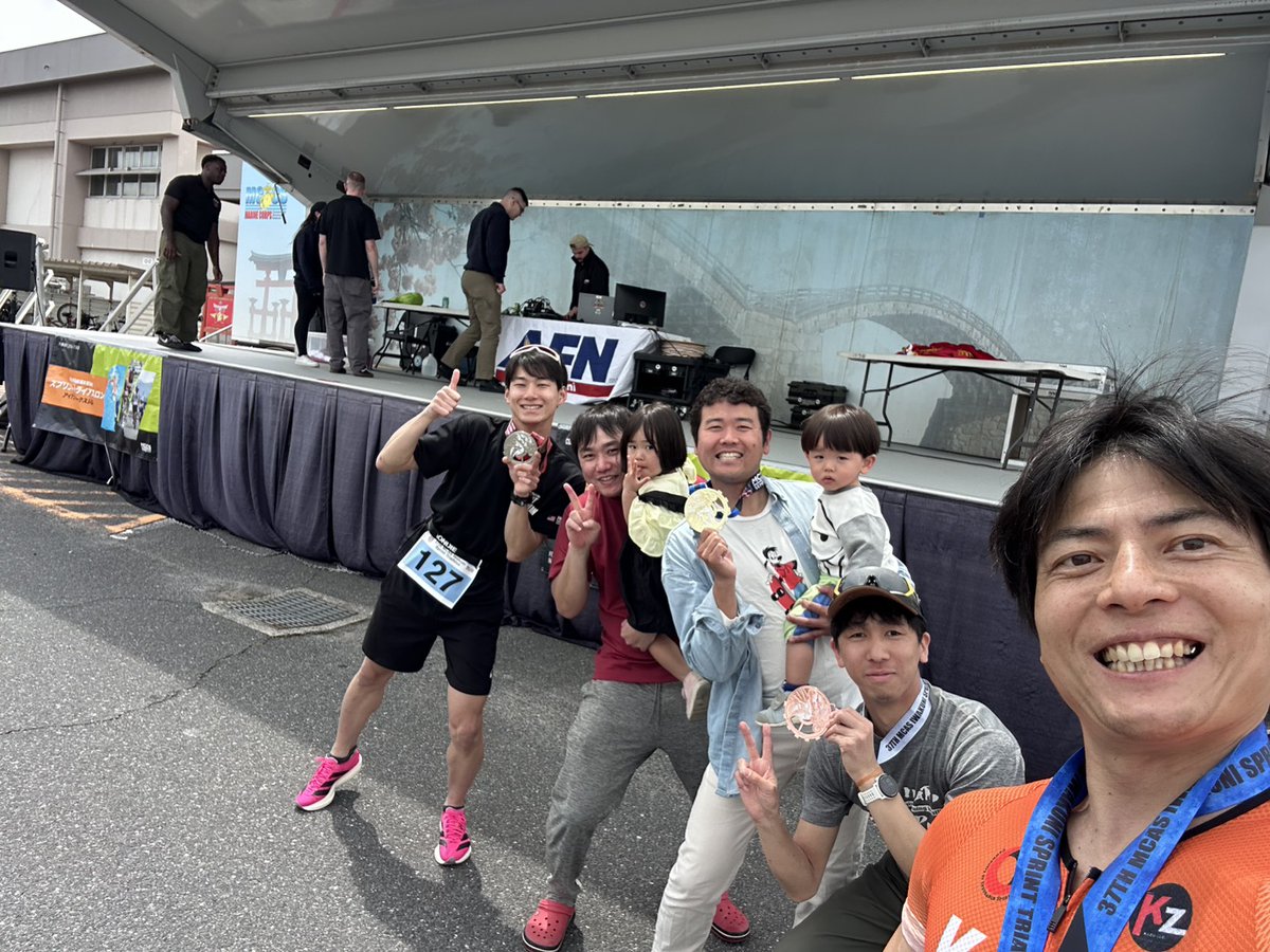 makemonocf's tweet photo. 岩国スプリントトライアスロン2026
練習不足ながらどうかなと思ったが、棚ぼたで総合2位(年代別1位)！
※1位の佐藤さんには3分差(笑)
念願の子供抱っこ表彰台達成でご満悦の中プシュッと乾杯！ https://t.co/tD4aoNYK4I