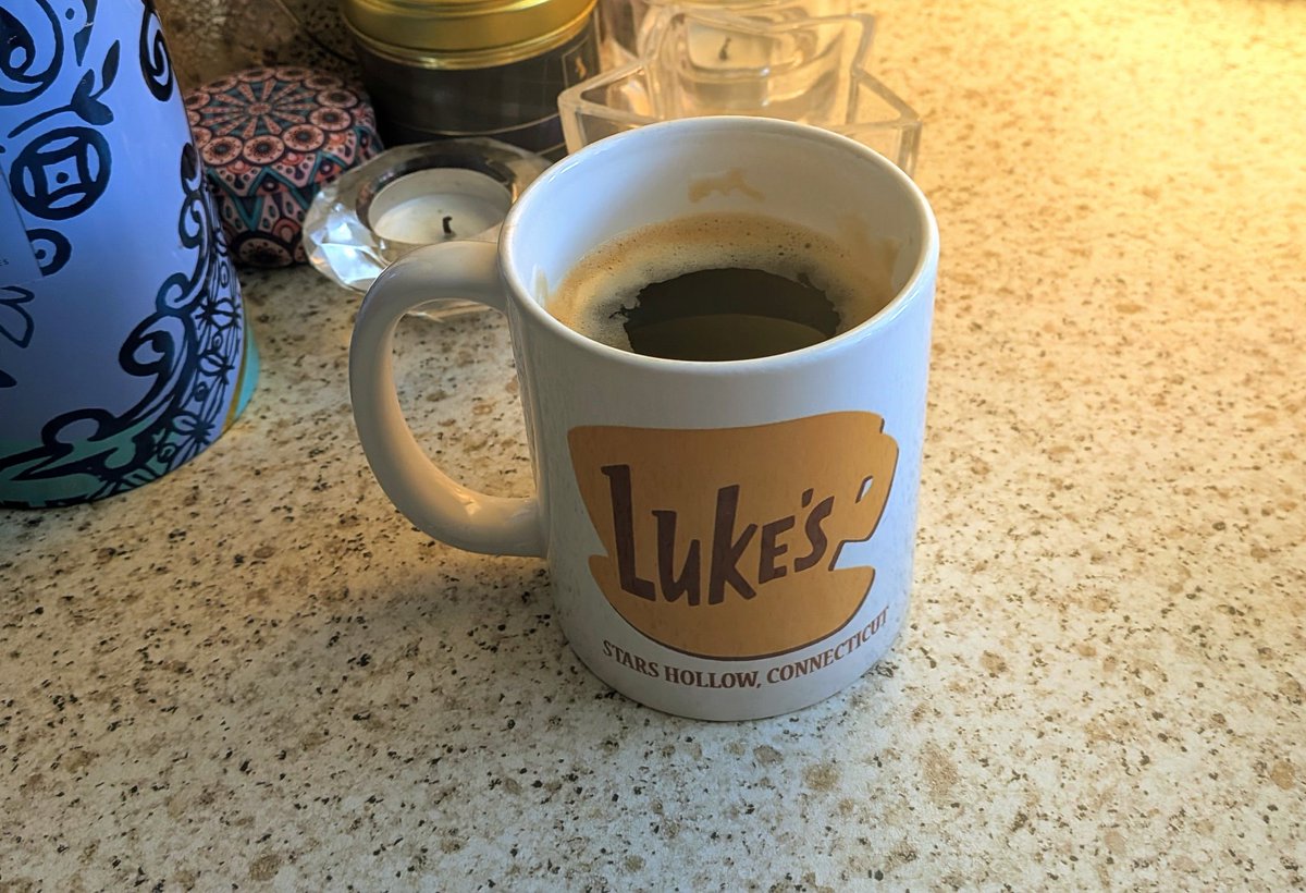feebee_69's tweet photo. When life is a lot and you need a Gilmore Girls comfort-watch, there's only one coffee mug choice ☕ #Lukes https://t.co/4WkU50PuOL