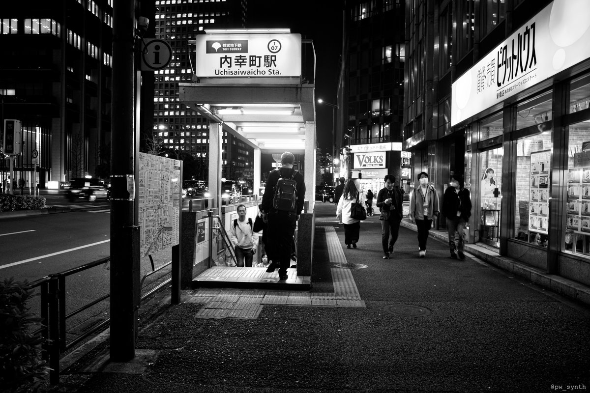 pw_synth's tweet image. 新橋、東京   
#streetphotography #street #snap 
#SILKYPIX #monochrome 
#RICOHGR #GRIII #GR3