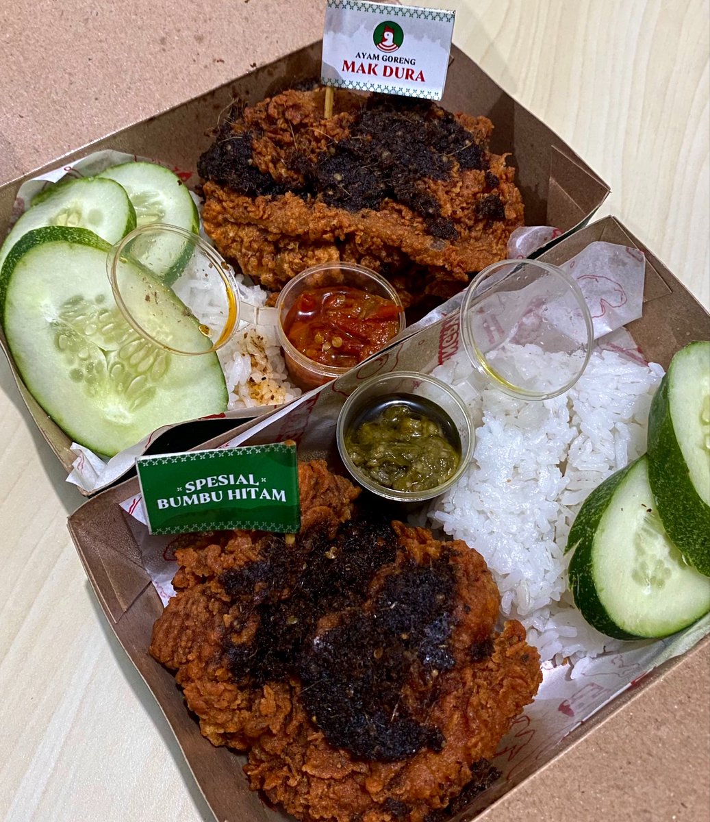 dysafiaa's tweet photo. fyp tiktok isinya Ayam Bumbu Hitam Mak Dura, akhirnya beli buat makan malam. juara ini Bumbu Hitamnya, cocok banget sama ayam dan sambelnya. mauuu lagi!!! https://t.co/XBtiXHDTWB