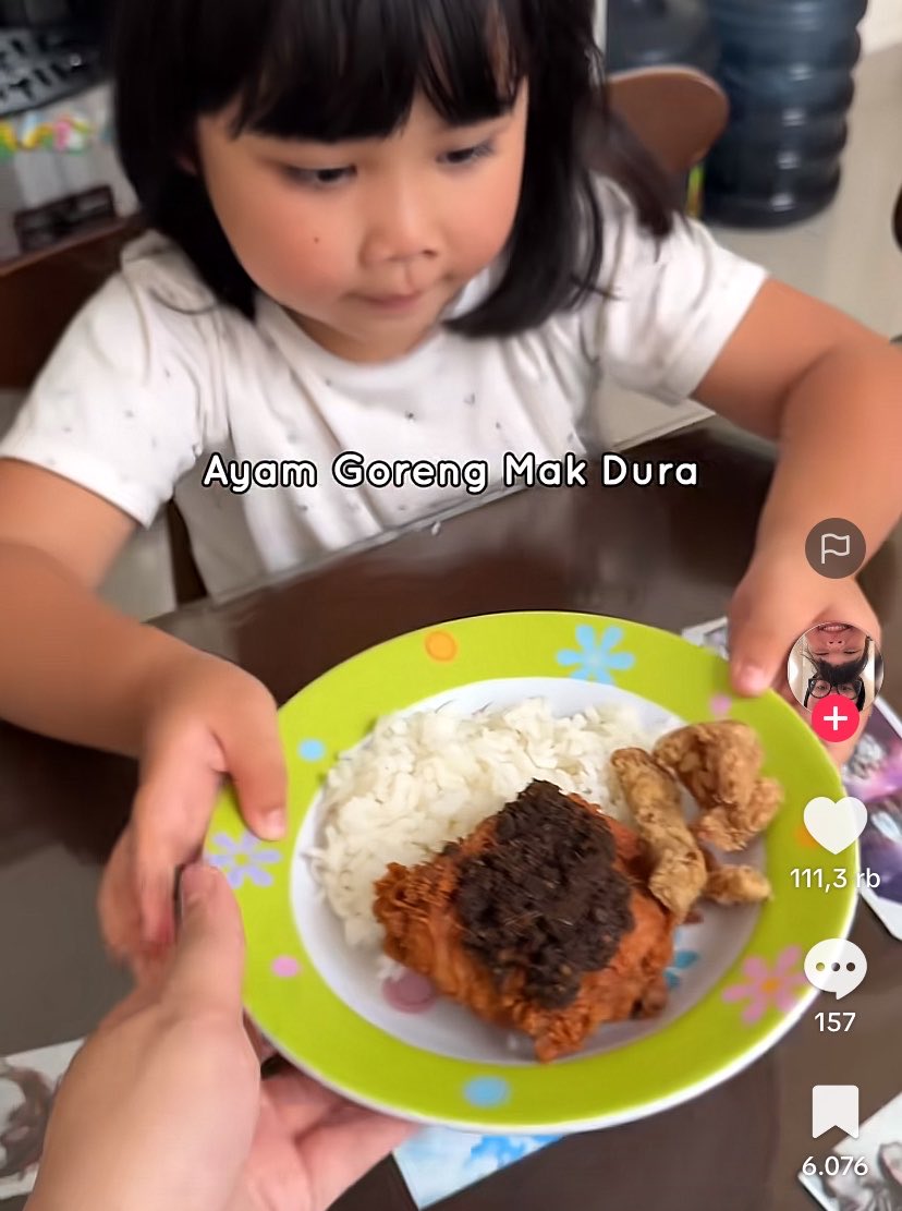dysafiaa's tweet photo. fyp tiktok isinya Ayam Bumbu Hitam Mak Dura, akhirnya beli buat makan malam. juara ini Bumbu Hitamnya, cocok banget sama ayam dan sambelnya. mauuu lagi!!! https://t.co/XBtiXHDTWB