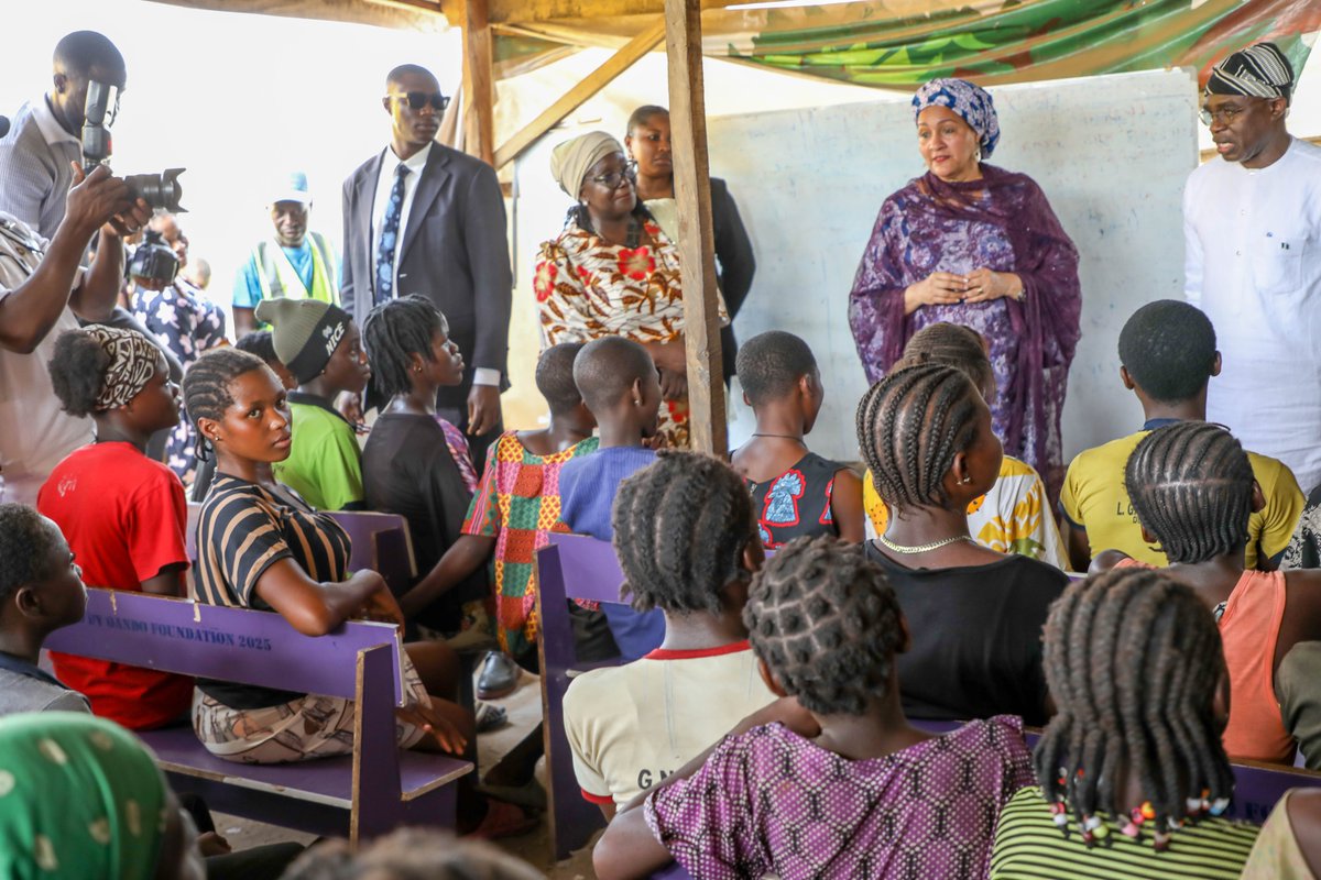 UN_Nigeria's tweet image. Inside a makeshift classroom, in the Mega #IDPs camp, DSG met pupils. UNICEF pledged desks &amp;amp; chairs to improve learning.
At the Government House, @HyacinthAlia @benuestategovt, highlighted state programmes; DSG reaffirmed UN’s readiness to support #Benue’s aspirations. #Education