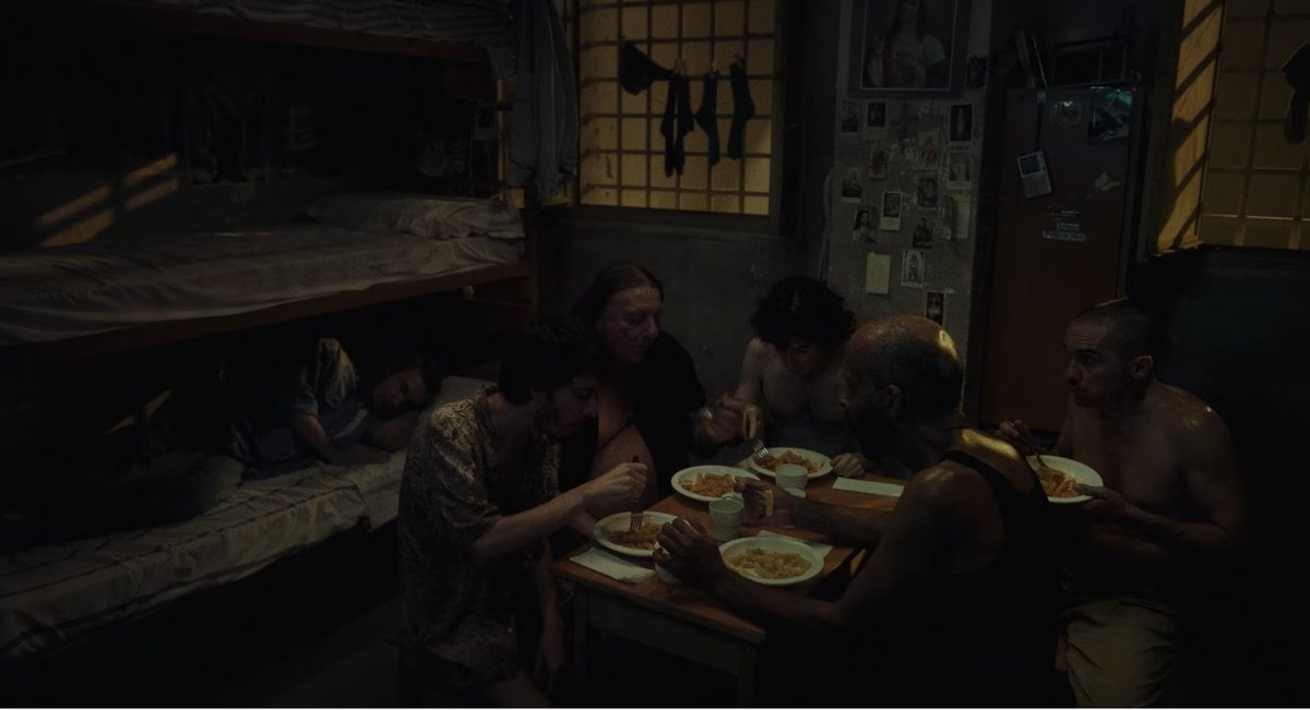 Alessio3R's tweet image. Praticamente #Portobello lo sto ascoltando, perché tanto non si vede un cazzo. Bella questa nuova moda di fare la fotografia sottoesposta, proprio una bella cacata