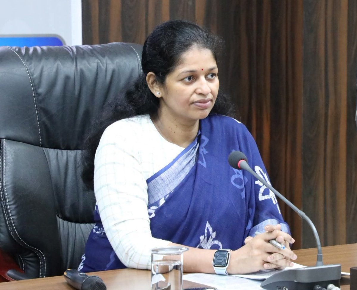 collectorsagar's tweet image. ➡️ सागर के इतिहास की दूसरी महिला कलेक्टर होंगी श्रीमती प्रतिभा पाल। 51वें कलेक्टर के रूप में अपना कार्यभार सोमवार को ग्रहण करेंगी।

Read more:- facebook.com/share/p/1ApXXa…

@CMMadhyaPradesh
@DrMohanYadav51 @JansamparkMP #jansamparkMP #sagar