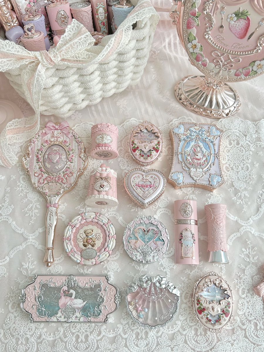 flowerknows_jp's tweet photo. レースとリボン🎀に隠された小さなおとぎ話の世界✨

#フラワーノーズ #flowerknows https://t.co/wZK6AUXOjl