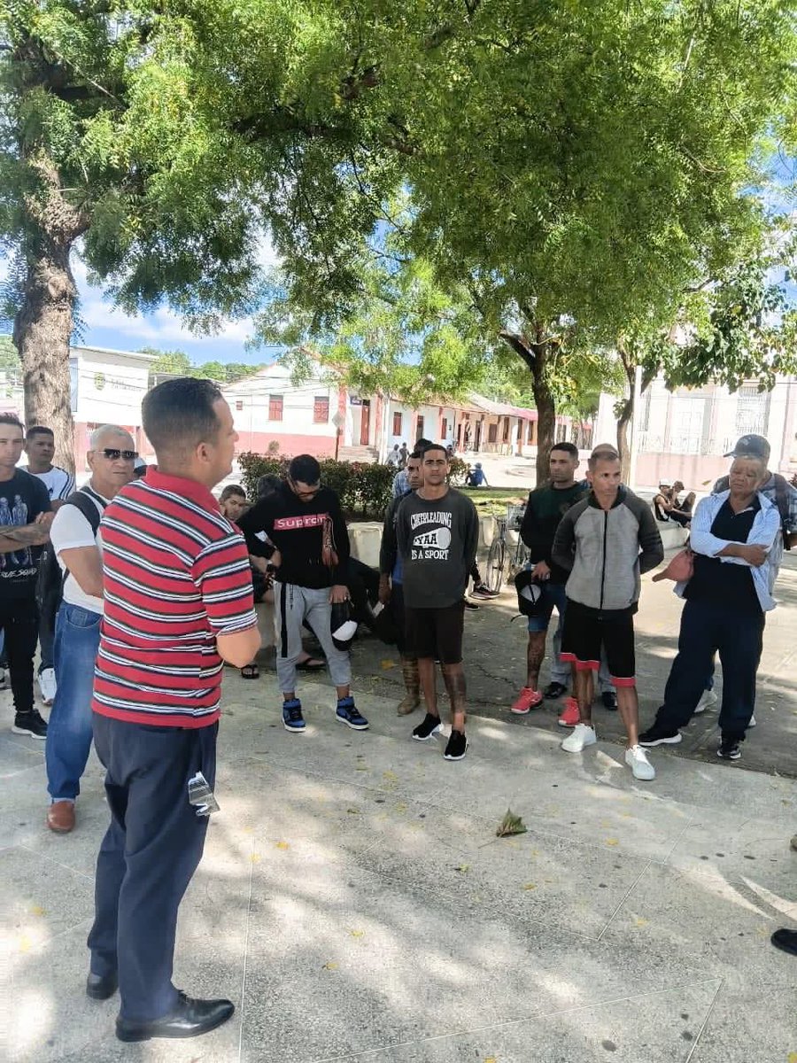 Rememoración histórica con quiénes venimos obligados al trabajo educativo-preventivo y la Reinserción Social se realizó por el tribunal Guisa. Con el director del museo conocieron de la fundación de la villa, la Batalla de Guisa, entre otros.
#100AñosConFidel
#SePuedeMuchoJuntos