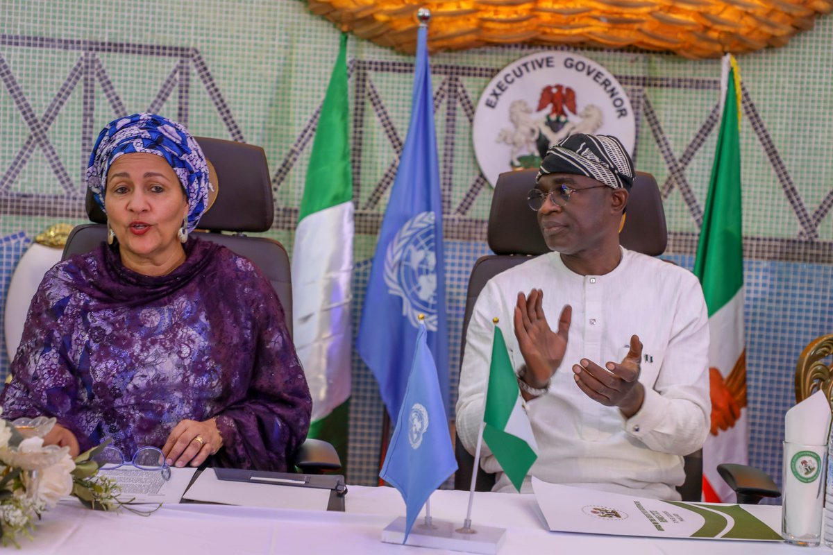 UN_Nigeria's tweet image. Inside a makeshift classroom, in the Mega #IDPs camp, DSG met pupils. UNICEF pledged desks &amp;amp; chairs to improve learning.
At the Government House, @HyacinthAlia @benuestategovt, highlighted state programmes; DSG reaffirmed UN’s readiness to support #Benue’s aspirations. #Education