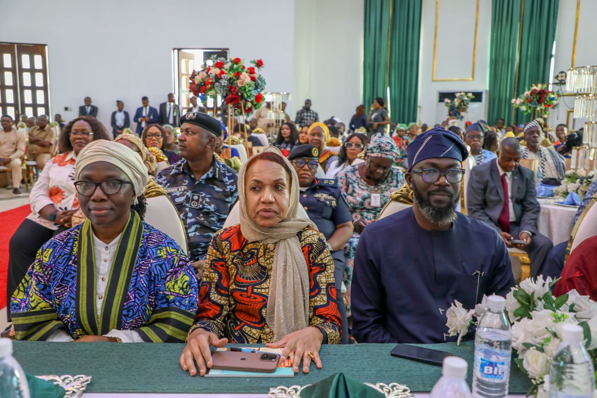 UN_Nigeria's tweet image. Inside a makeshift classroom, in the Mega #IDPs camp, DSG met pupils. UNICEF pledged desks &amp;amp; chairs to improve learning.
At the Government House, @HyacinthAlia @benuestategovt, highlighted state programmes; DSG reaffirmed UN’s readiness to support #Benue’s aspirations. #Education