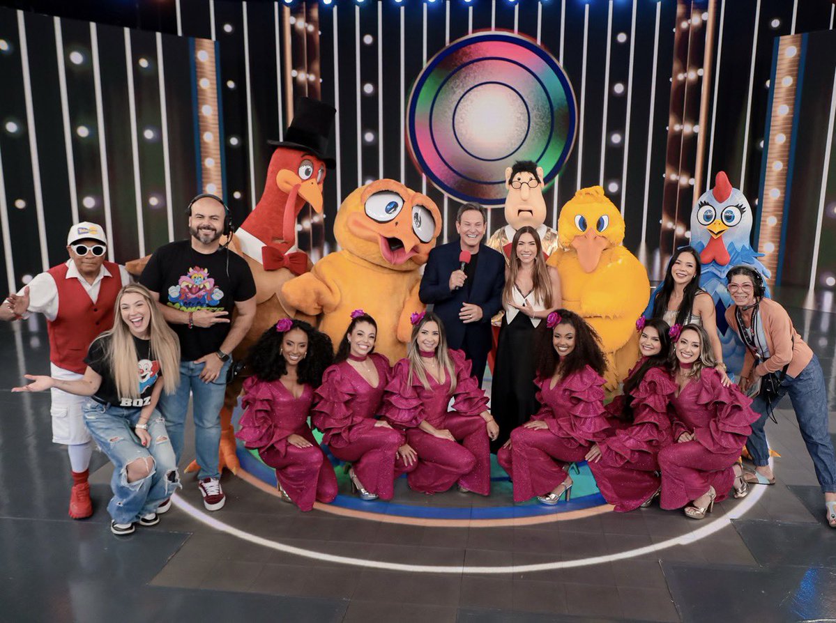 JeffersonCandid's tweet image. Domingo é dia de alegria. Domingo é dia de @pgmsilviosantos INÉDITO!!!! 😜 teremos o elenco do @sbtvivaanoite no palco do PSS!!! 
Esperamos vocês, às 19h, no SBT . 🎥🎬👊👊👊😉😜😍💙✨

Foto @gabrielcardosofoto 

#Sbt #Pss #SilvioSantos #Pranks CamerasEscondidas