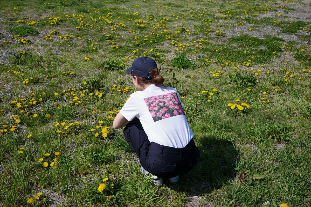 lilbit_shop's tweet image. 天気が良かったので、
届いたばかりのTシャツを
下ろしてお出かけ🌷🌿

外の光で見ると、
デザインのピンクとネオングリーンの
組み合わせがさらに可愛くて、
想像以上にときめきました……！😭💓

シンプルな白Tだから、
どんなお出かけにも馴染んでくれそうです😊

#LILBIT #SUZURI #Tシャツ
