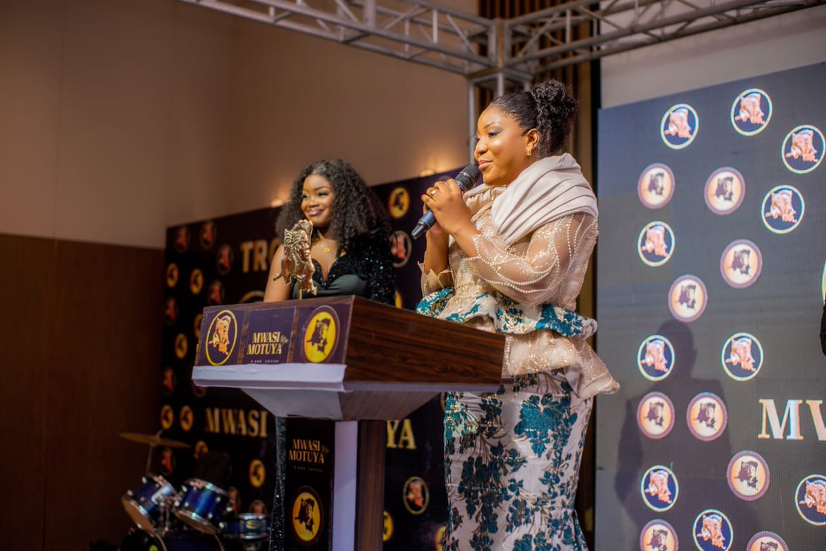 HonKambwala's tweet photo. Trophée MWASI YA MOTUYA : Hon. SARAH KAMBWALA sacrée « Femme LEADER »

La députée provinciale de Kinshasa, élue de la circonscription de la N’sele, Sarah Kambwala, a été distinguée dans la catégorie « Femme leader » à l’occasion de la 4ᵉ édition du Trophée Mwasi ya Motuya. https://t.co/YTw2tBh0cN