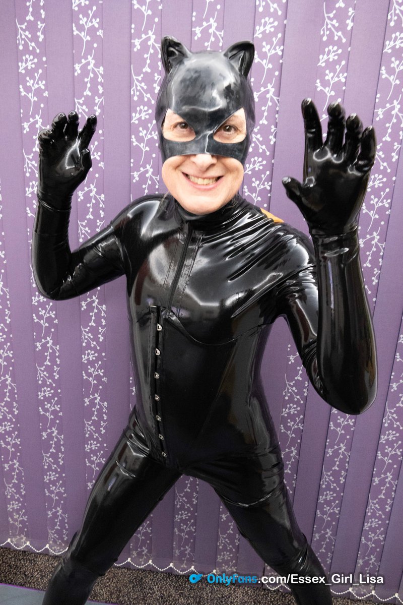 EssexGirlLisa1's tweet photo. When wearing a latex catsuit, it would be rude not to be a catwoman lol.

https://t.co/sqrg95rUIF

#Latex #LatexModel #Catsuit #LatexCatsuit #CatWoman #MILF https://t.co/kxPb3geuPC