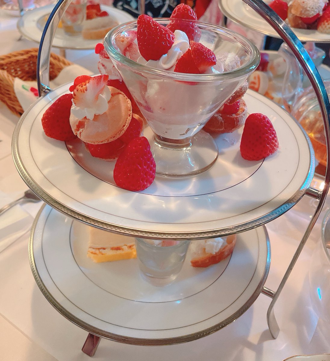 昨日は綾城まめさん、木城木ゆみこさん、kuroneさんとアフタヌーンティーに行きました〜🍓
苺がたっぷりで美味しいし色味も可愛くて🥰
散歩したりしてのんびりすごして心が癒されたのでこれからも頑張るぞ！という気持ちになりました💃