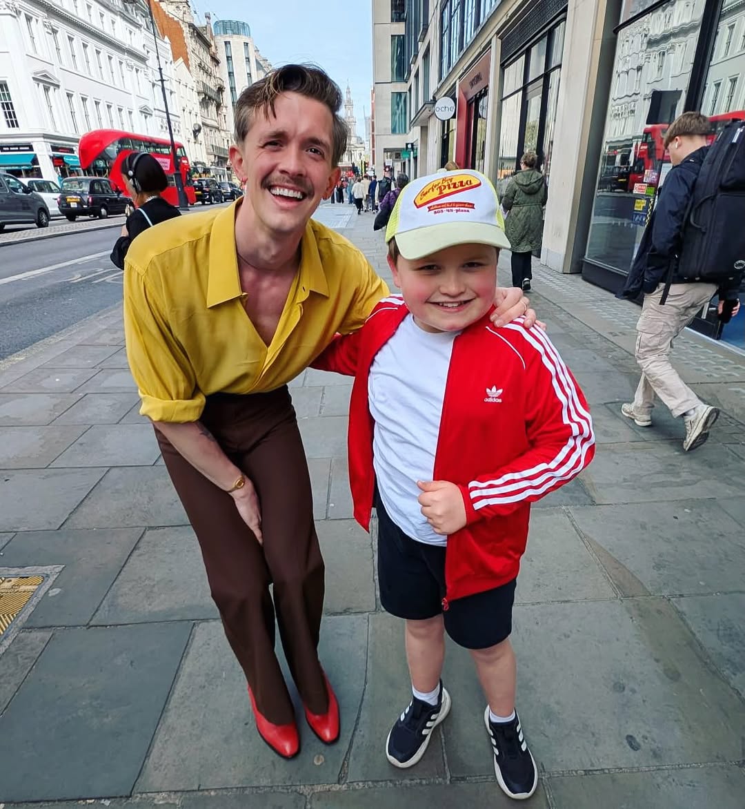 GranOlivia's tweet image. Second time on my grid for Stephen off of the Traitors! Dan and Dex spotted him on a double decker today and Dex screamed so loudly “OH MY GOD IT’S THE TRAITOR! IT’S STEPHEN!” that he came off the bus to say hello. What an absolute ledge @stephenlibby, Dex was stoked ❤️ #halfterm