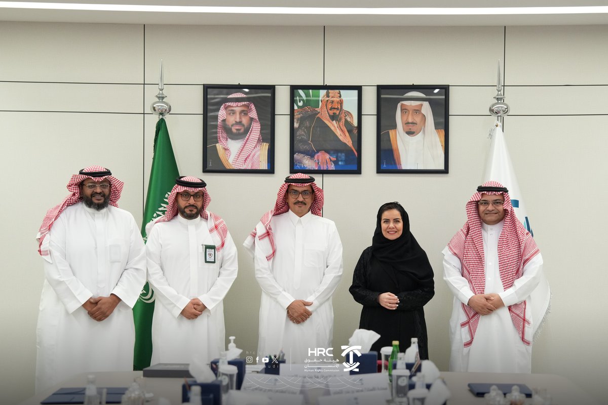 في إطار تعزيز التعاون المؤسسي، التقت معالي رئيس #هيئة_حقوق_الإنسان د. هلا بنت مزيد التويجري، بمقر الهيئة، رئيس اللجنة الوطنية للجان العمالية المهندس ناصر الجريد، وعدد من مسؤولي اللجنة.
وتناول اللقاء عددًا من الموضوعات المرتبطة بحقوق العمال، إضافة إلى استعراض مجالات التنسيق