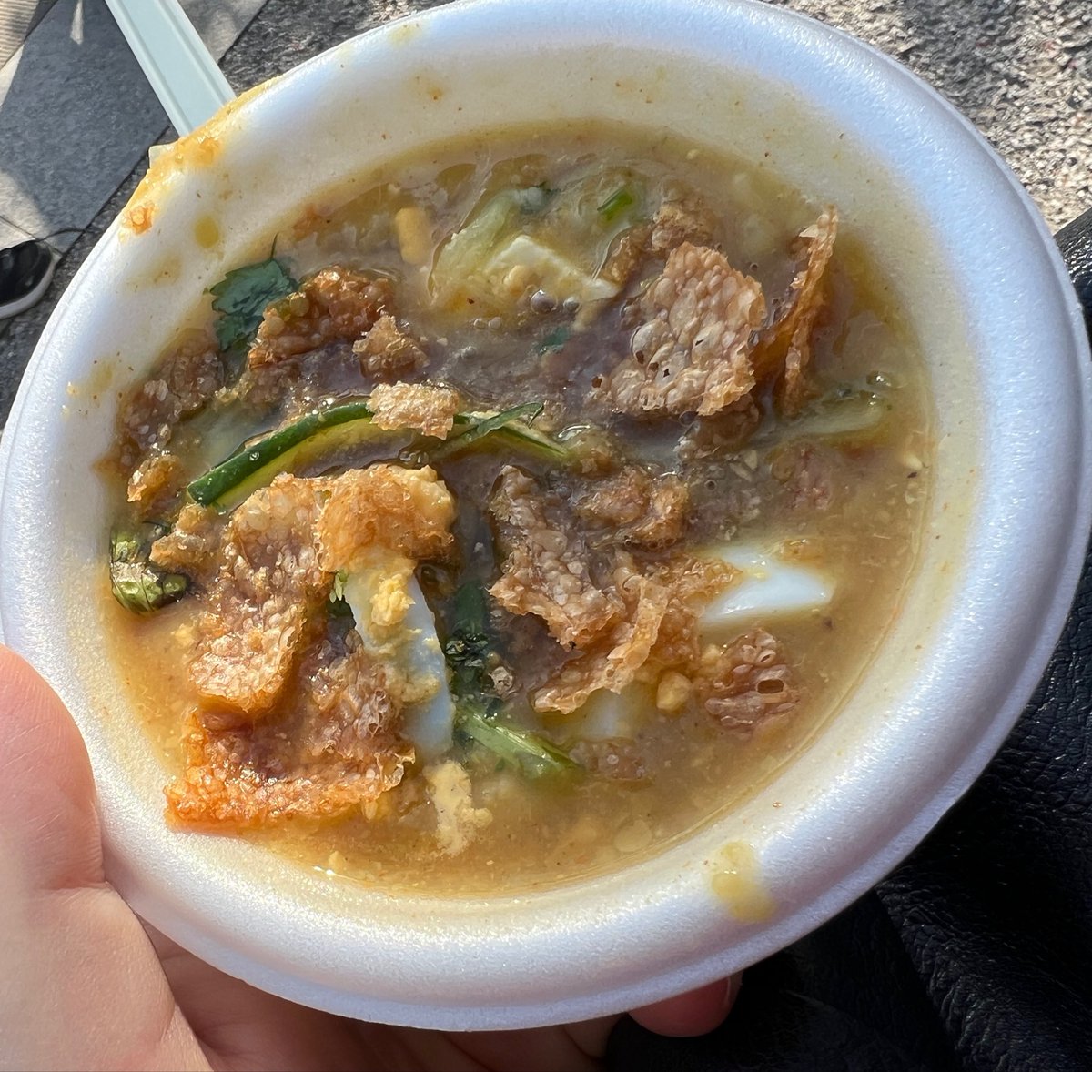maidon888's tweet photo. 大好きなチョットポティ。
2店で食べくらべ。
どっちも美味。1枚目は汁少なめで酸味多め。
2枚目は汁多めで具はほどほど。
あとはビリヤニ買ったりシンガラ買ったりたりpitha買ったり。
ビリヤニも美味しかったけ��、米がちと固かった😅
#ボイシャキーメラ・ジャパン
#三郷市 https://t.co/qugfqetRjh