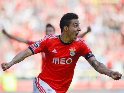 SLBDaily04's tweet photo. Neste dia. há 12 anos...

O Benfica vencia o Arouca no Estádio Municipal de Aveiro por 0-2 (Rodrigo Moreno 45+1', Nico Gaitán 54') em jogo válido pela 27ª jornada da Liga Portuguesa 13/14. O Benfica ficava a apenas uma vitória de consumar o 33º Campeonato no seu historial. https://t.co/zER57GJnRD