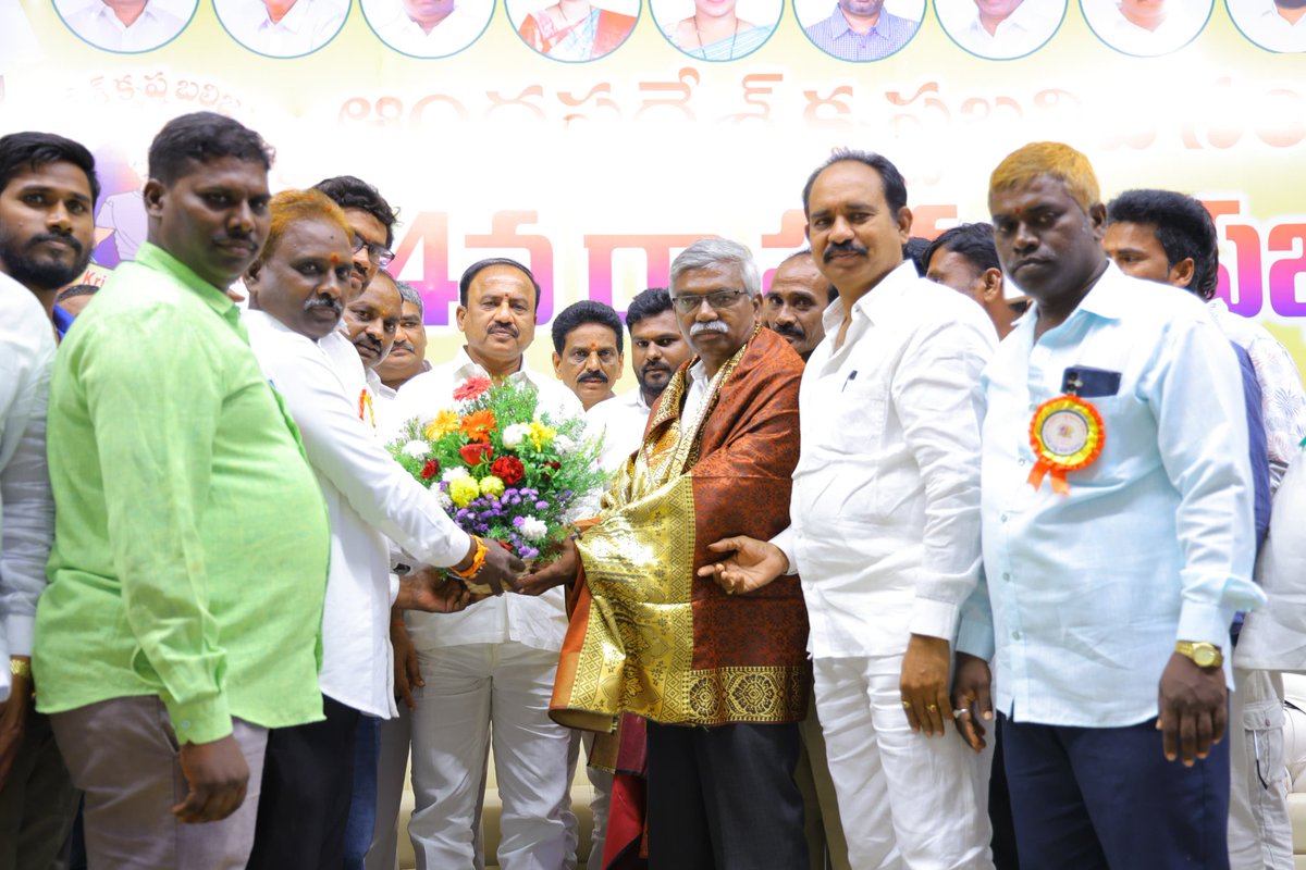 mmkondayya's tweet photo. ఒంగోలు నందు ఆంధ్రప్రదేశ్ కృష్ణ బలిజ సంఘం 14వ రాష్ట్ర  మహాసభలు కు  ముఖ్య అతిథిగా  పాల్గొన్నాను.
#MMKondaiah 
#MLAChirala 
#TdpChirala 
#Chirala 
#AndhraPradesh https://t.co/DraVdWvM3O
