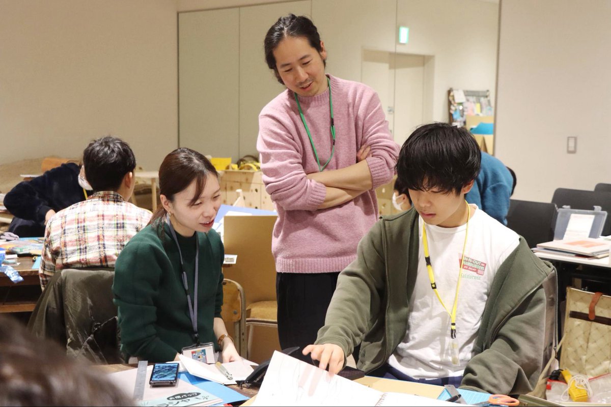 gakuschool's tweet photo. 【「まちの中の私とみんなの居場所 -対話を育むかたち-」第8回を開講しました】 「まちの中の私とみんなの居場所 -対話を育むかたち-」は、世界的建築家・伊東豊雄さんが主催する建築塾「伊東建築塾」との第6期目の建築のクラス。講師は、昨年度に引き続きPERSIMMON HILLS architectsの廣岡周平さんとKASAの佐藤敬さん。今年度は西小山エリアを舞台に、「私とみんなの居場所」という言葉から空間のあり方を探求し、建築アイデアを構想していきます。  2月15日の第8回授業では、前回授業のフィールドワークや地域の方々によるレクチャーを踏まえながら、引き続き模型作りを通した構想を進めていきました。  中間発表や改めてのフィールドワークを踏まえながら、中にはアプローチを大幅に変えたり、アイデアを展開する「敷地」を改めたりする生徒も。講師のお二人は「自分のアイデアの原点はどこか？本当にやりたかったことができているか？」ということを一人ひとりに問いかけながら、様子を見守りました。次回は最終発表会前の最後の授業。発想を広げていくことと、形として立ち上げていくことを往復しながら、製作活動が続いていきます。  #GAKUの授業風景