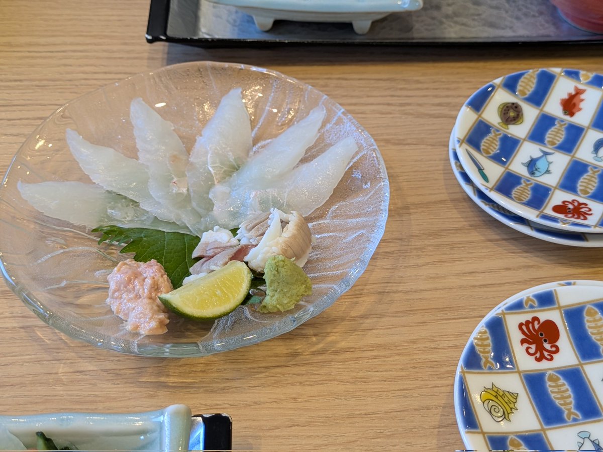 akikotonoha's tweet photo. うお一番。
YUさんが名古屋のライブの時に行きたいって言ってたので、そりゃ行かねばなりません。と、やっとこさ行ってきた常滑。
いろんなお刺身食べられて盛りだくさん。
エビフライ、でかっ！ほぼエビ！なのがすごい。
本日おすすめのウマヅラハギ、初めて食べたかも。 https://t.co/zvknODHCv3