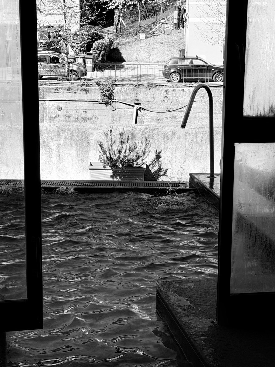 Alonein43672278's tweet image. #photography #blackandwhite #swimmingpool #door #glass #view