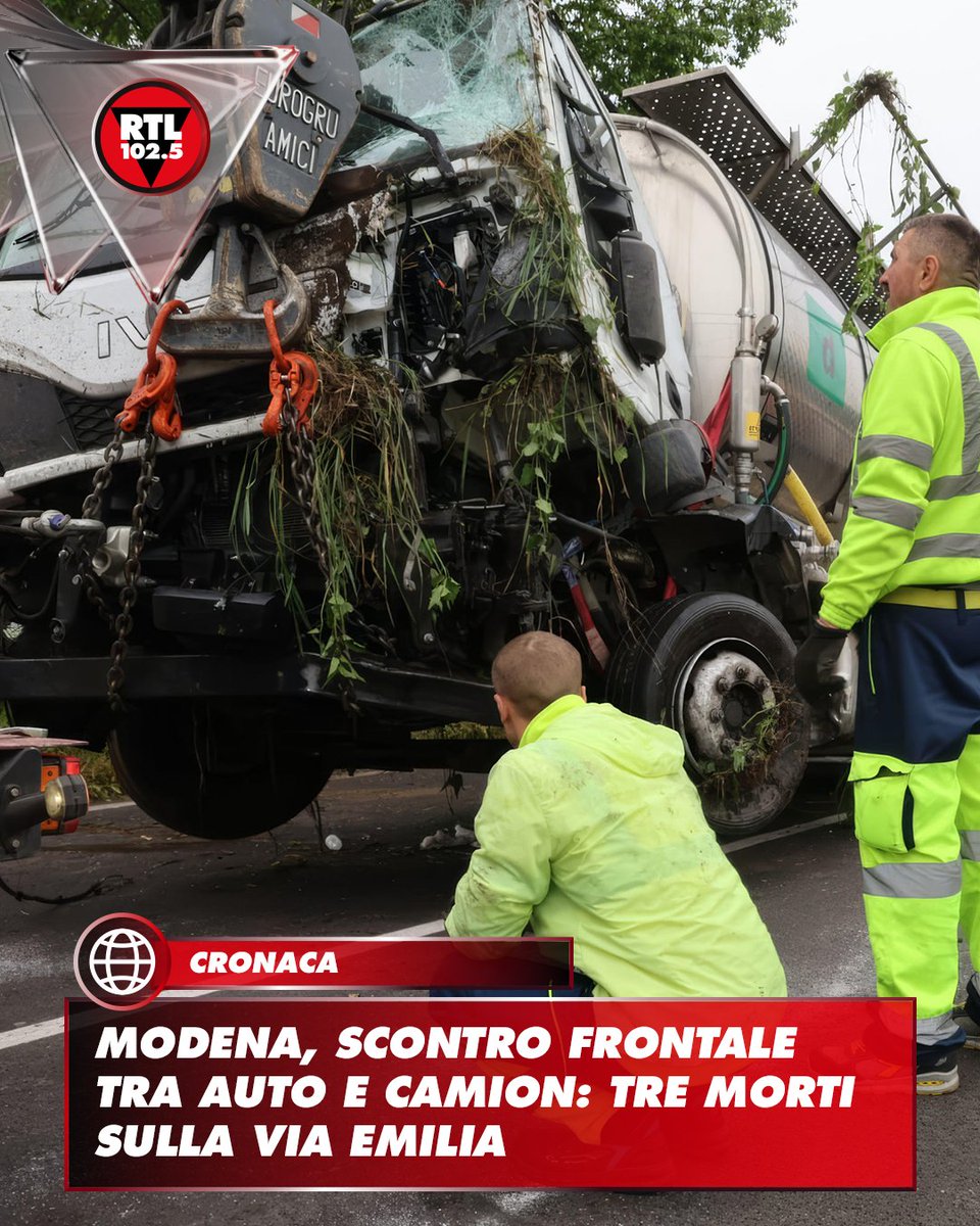 rtl1025's tweet image. ⚫ Grave #incidente stradale alle porte di #Modena, dove uno scontro frontale tra un autocarro e un’auto ha causato tre morti. L’impatto è avvenuto sulla via Emilia #Ovest, tra #Cittanova e #Marzaglia, coinvolgendo un camion per il trasporto di latte con a bordo quattro persone.