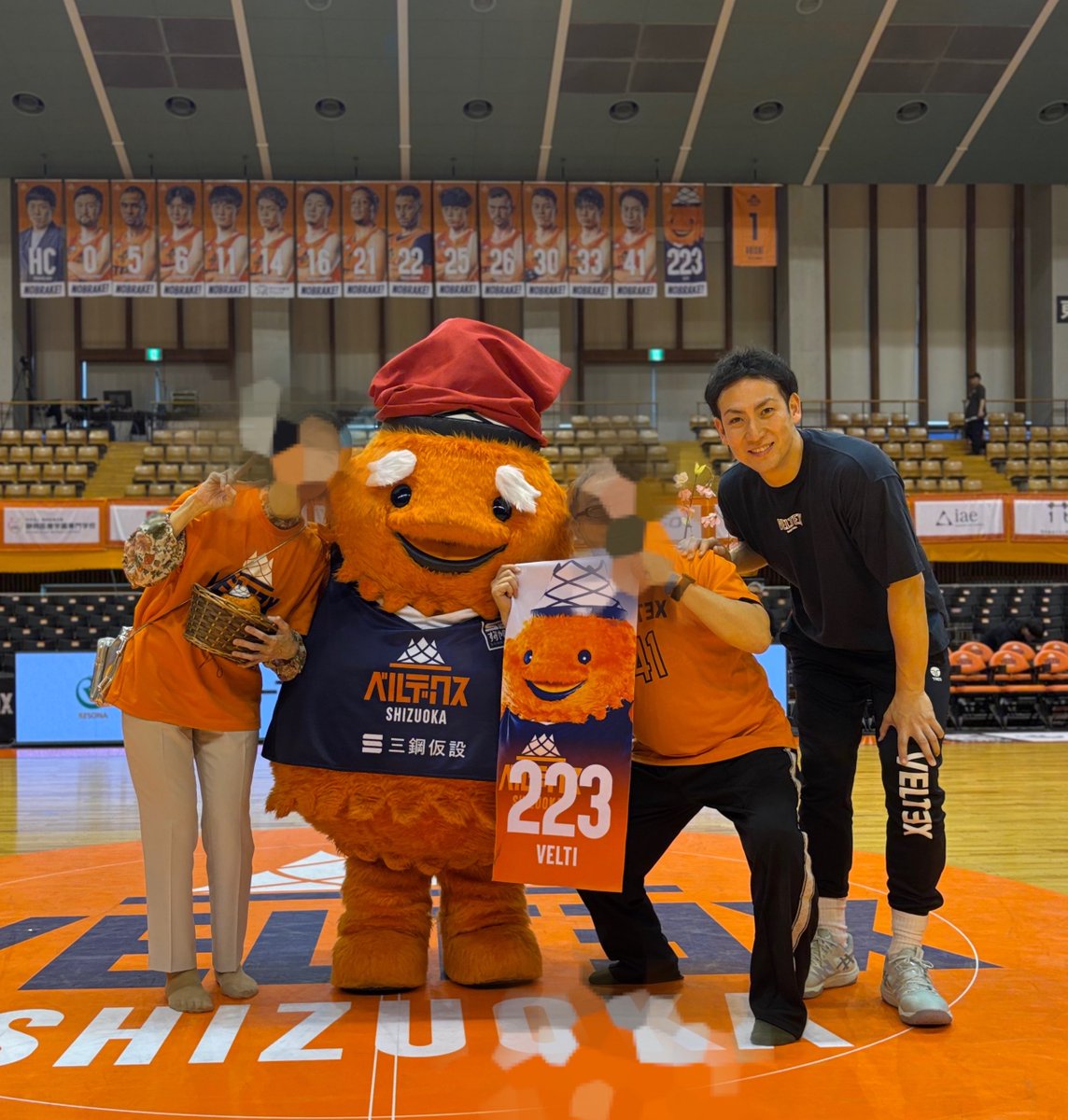drinkporsche's tweet photo. ありがとう
おつかれさま
急遽の飛び入り写真も感謝感激
今日はサイン会と
ほんとにほんとにありがとうございます

いろんな思いがあると思いますが

あとアウェイ4ゲーム
ちょうどなめぐり合わせ
元所属チーム相手に
最後に勝ってしめようキャプテンっ🏀

#加納誠也
#ベルテックス静岡 https://t.co/M9rxCz1lhw