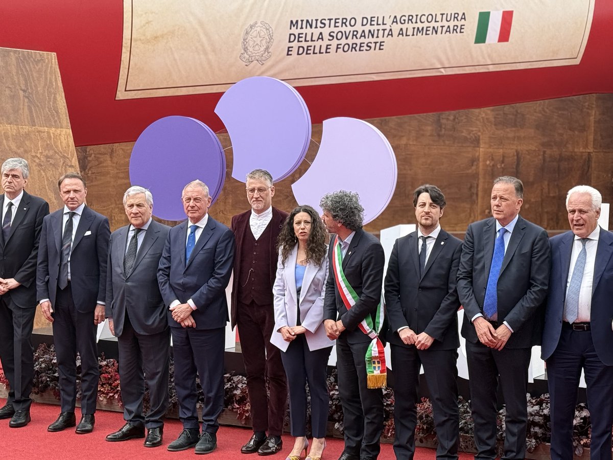 adolfo_urso's tweet image. Vinitaly è vetrina della forza, della resilienza e della competitività del nostro #MadeinItaly, di cui il #vino è uno dei prodotti di maggiore visibilità che, nel suo realizzarsi, coniuga l’identità del territorio, la sua cultura e la sua civiltà con il sistema produttivo, le