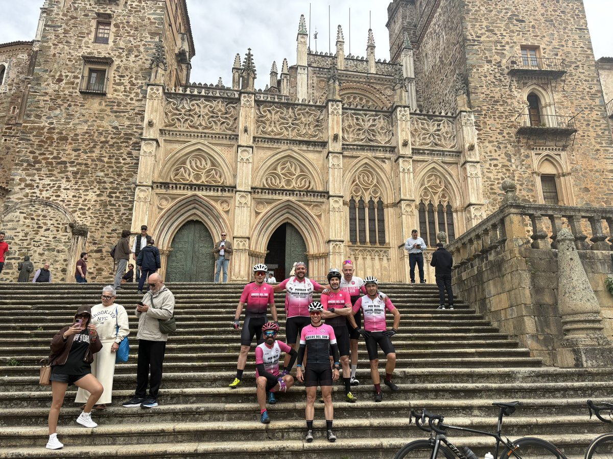 Bikers_del_sur's tweet photo. Clásica de Aldeanueva de Barbarroya hasta el Monasterio de Guadalupe (Cáceres): 165 km y casi 3.000 m de desnivel 😰

Mención muy especial a David y a Vicky, que nos acogieron en su casa de lujo.

#nodejesdepedalear #pedalessolidarios https://t.co/14GLEzQ8TI