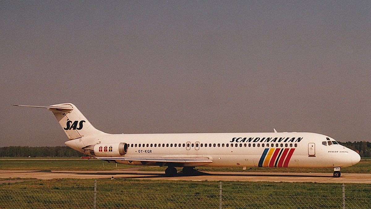 This DC-9 was built in 1976 and retired in 2002 after 26 years of service with SAS

Registration:  OY-KGR
Aircraft type:  McDonnell Douglas DC-9-41
MSN/LN:  47725 / 831
Airline:  SAS Scandinavian Airlines
Date:  April 15, 1991
Location:  Hanover (HAJ)
📷: <a href="/lemwerdersights/">LemWerder (XLW) Sights</a>
#avgeek