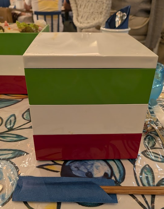 YurikoSengawa's tweet photo. イタリアンのお店でランチをいただいたんですが、国旗カラーの３段重にお料理が盛られていてボリュームたっぷり！　特に緑のお重のサラダの盛り付けが華やかでした☺️ https://t.co/2CVuvXY2Bi
