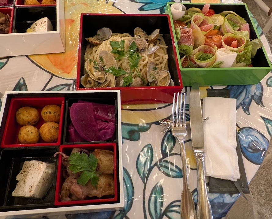 YurikoSengawa's tweet photo. イタリアンのお店でランチをいただいたんですが、国旗カラーの３段重にお料理が盛られていてボリュームたっぷり！　特に緑のお重のサラダの盛り付けが華やかでした☺️ https://t.co/2CVuvXY2Bi