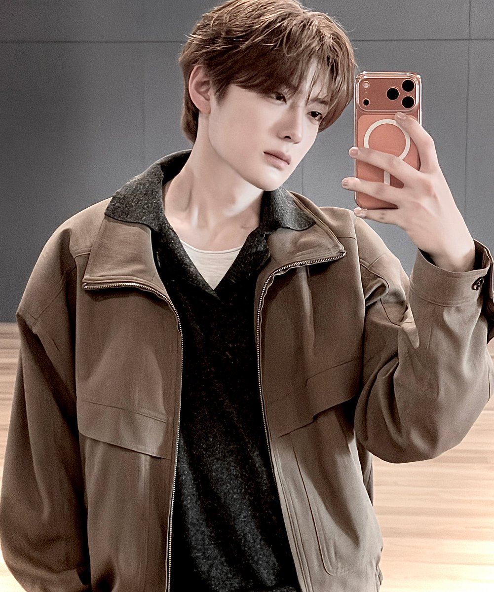 41i2n's tweet image. 아 또 놀리고싶어서 미치겟네 약간 차갑고 멋있는 느낌으로 표정도 정색했고 입술도안내밀었고 채도살짝죽여서보정했고 갈색느낌의거울셀카찍었네 #ENFJ #Fall 이다