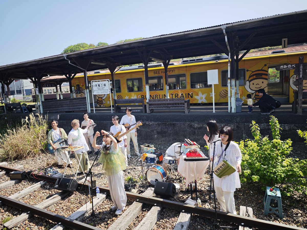 elcispop's tweet photo. Ribet towns@天竜浜名湖鉄道
Rail Sound Journeyへ
メンバーが列車から登場時点で既に感動で素晴らしい旅だった。
まさかのアンコールみたいな形で
終点駅でも演奏があるとはね。
今日は何故か、楽しそうね https://t.co/R4gcz68mhl