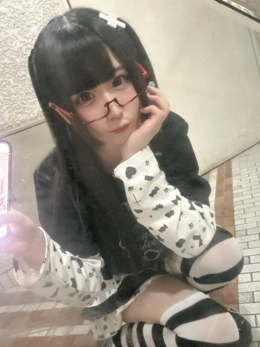 インターネット最高
　　　∧,,∧
　　 (・ω・｀) /|　
　／くＴ￣￣二=二] 三二─
　￣￣￣＼二＼