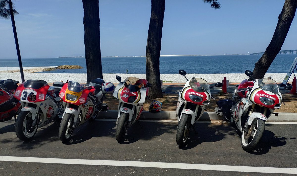 isojirider's tweet photo. #RGV250γvj23a 関空前のマーブルビーチで行われたレーサーレプリカフェスティバルに行ってきました。
今回はラッキーストライクのガンマが5台も居て一大勢力の様（笑）初顔合わせの方とも情報交換が出来て楽しかったです。
帰りに以前、お世話になったら尼崎のショップでオーナーと談笑して無事帰宅 https://t.co/HiKDFVEN76